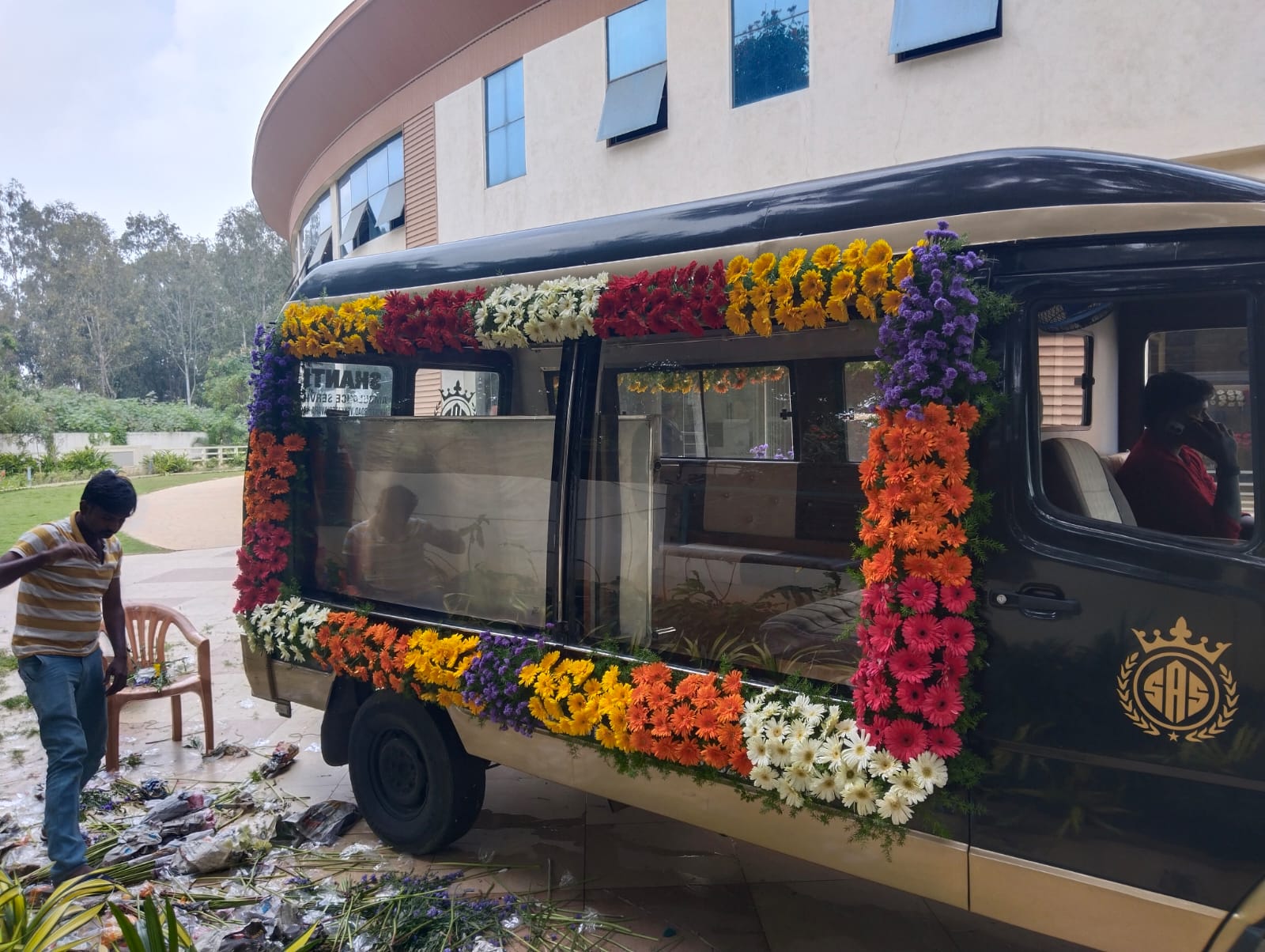 Hearse van in Delhi with simple floral decoration on the left side